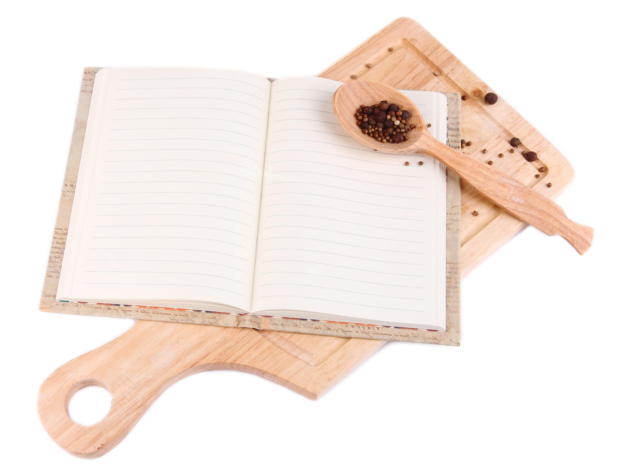 Rinkinys ingredientų ir atviros knygos su receptais